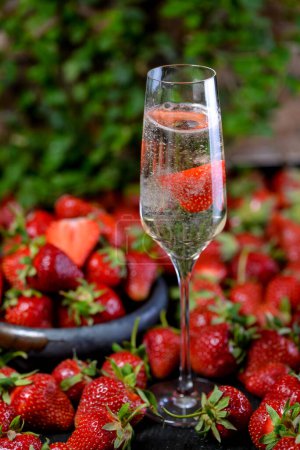 Foto de Copa de champán con fresas en el fondo, de cerca - Imagen libre de derechos