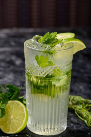 Téléchargez les photos : Cocktail mojito au citron vert et menthe. - en image libre de droit