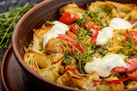 Téléchargez les photos : Crêpes au fromage, tomates et légumes dans une casserole en céramique - en image libre de droit
