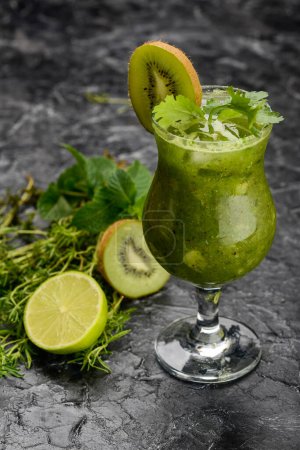 Téléchargez les photos : Kiwi, limonade basilic en verre sur la table avec légumes verts et kiwi - en image libre de droit