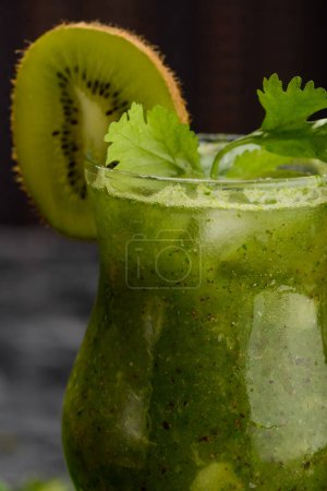 Foto de Kiwi, limonada de albahaca en vaso sobre la mesa con verduras y kiwi - Imagen libre de derechos