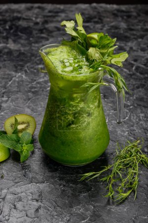 Téléchargez les photos : Kiwi, limonade au basilic dans une cruche sur la table avec des légumes verts et kiwi - en image libre de droit