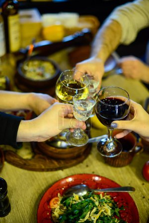 Téléchargez les photos : Amis boire du vin dans le bar sur le fond - en image libre de droit