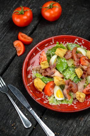 Téléchargez les photos : Salade fraîche avec viande, bacon et tomates - en image libre de droit