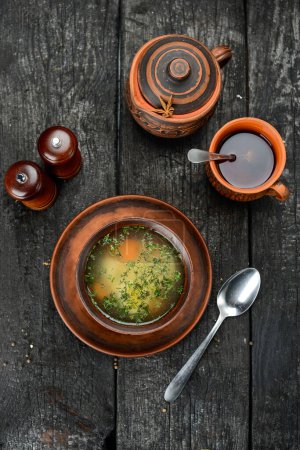 Téléchargez les photos : Soupe avec poulet et légumes sur un fond en bois. vue de dessus - en image libre de droit