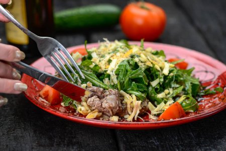 Téléchargez les photos : Salade géorgienne avec roquette, fromage et viande dans une assiette - en image libre de droit