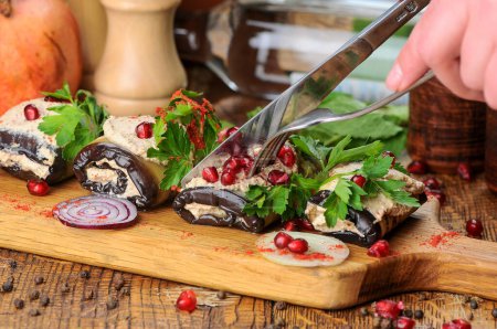 Téléchargez les photos : Apéritif géorgien d'aubergines en rouleaux avec remplissage sur la table avec des épices - en image libre de droit