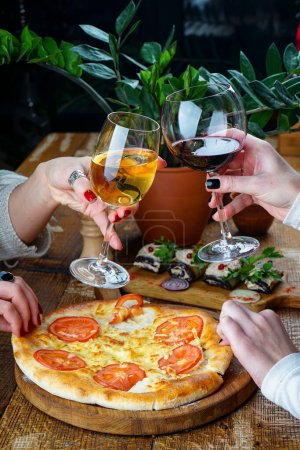 Téléchargez les photos : Pain plat géorgien aux tomates sur une table en bois avec une collation aux aubergines et une cruche de vin - en image libre de droit