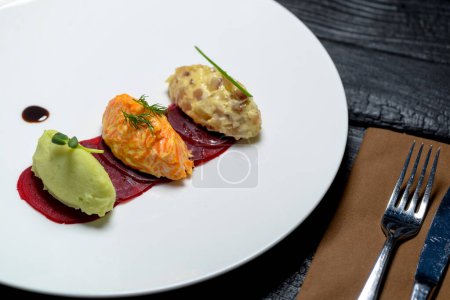 Foto de Primer plano de deliciosas ensaladas de alimentos frescos en el plato - Imagen libre de derechos