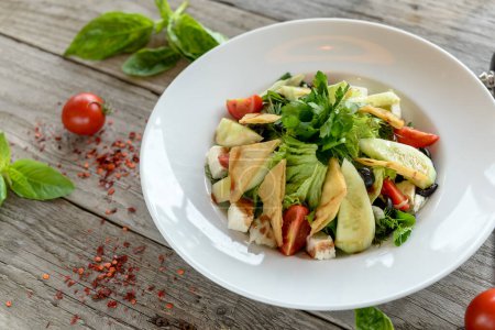 Téléchargez les photos : Salade avec poulet, fromage et légumes sur fond, gros plan - en image libre de droit
