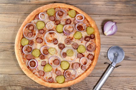 Téléchargez les photos : Délicieuse pizza maison avec saucisses et concombres marinés - en image libre de droit