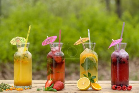 Foto de Bebidas refrescantes con bayas, frutas y pajitas - Imagen libre de derechos