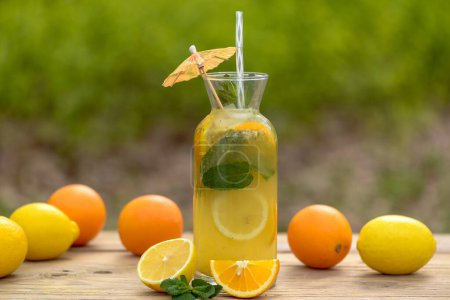 Téléchargez les photos : Verre de limonade fraîche avec des fruits et de la menthe sur le fond, gros plan - en image libre de droit