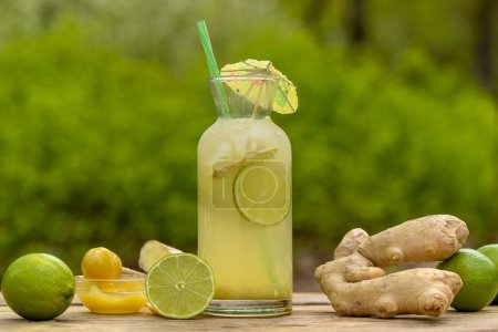 Téléchargez les photos : Verre de limonade au gingembre frais et limes - en image libre de droit