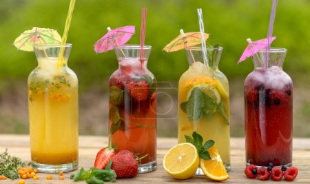 Foto de Bebidas refrescantes con fresa y naranja, concepto de bebidas de verano - Imagen libre de derechos