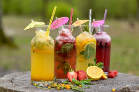 Téléchargez les photos : Boissons rafraîchissantes avec fraise et orange, concept de boissons estivales - en image libre de droit