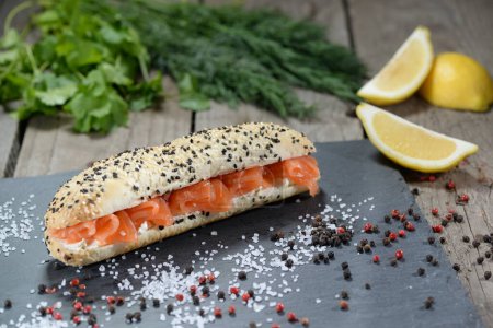 Téléchargez les photos : Sandwich maison au saumon rouge, citron et aneth - en image libre de droit