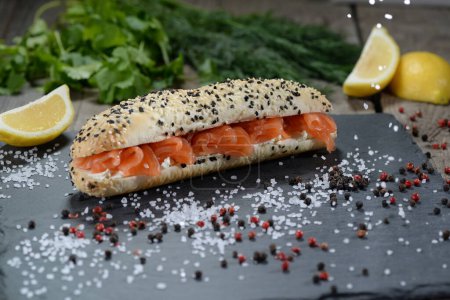 Foto de Sándwich casero con salmón rojo, limón y eneldo - Imagen libre de derechos