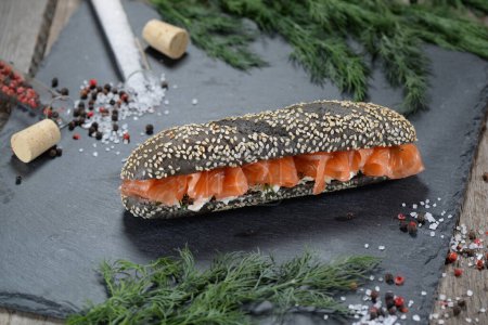 Foto de Sándwich casero con salmón rojo y eneldo - Imagen libre de derechos