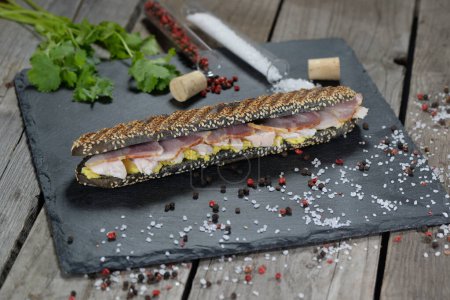 Foto de Sándwich casero con carne, perejil y queso en el fondo, de cerca - Imagen libre de derechos
