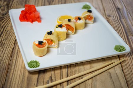 Foto de Panqueques Maki Sushi Rollos Salmón relleno y caviar negro - Imagen libre de derechos