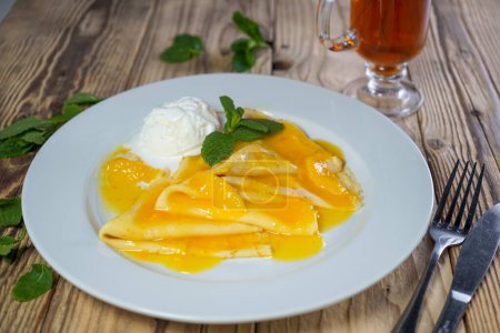 Téléchargez les photos : Délicieuses crêpes à la confiture de mangue et crème glacée - en image libre de droit
