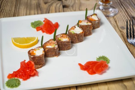 Foto de Sabrosa cocina japonesa - rollos maki en el plato - Imagen libre de derechos