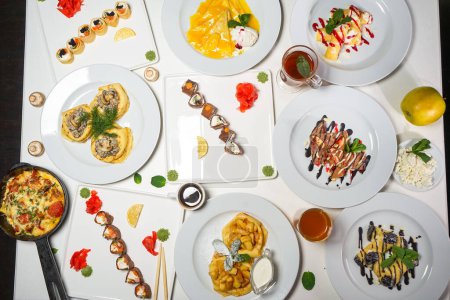 Téléchargez les photos : Vue de dessus de divers aliments avec sushi, omelette et crêpes - en image libre de droit