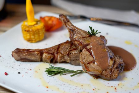 Téléchargez les photos : Steak d'agneau grillé avec du maïs sur fond, gros plan - en image libre de droit