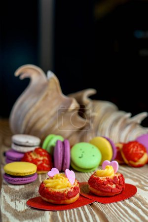 Téléchargez les photos : Délicieux et colorés bonbons sur table en bois - en image libre de droit