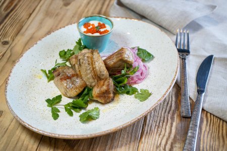 Téléchargez les photos : Délicieux filet de poisson servi dans un restaurant sur assiette. vue de dessus - en image libre de droit