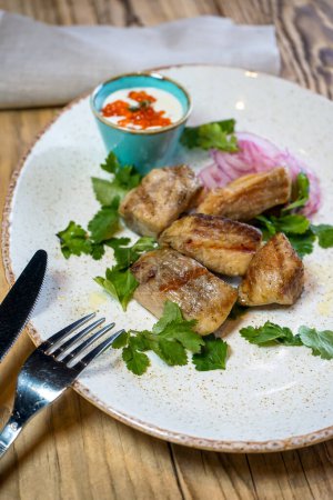 Téléchargez les photos : Délicieux filet de poisson servi dans un restaurant sur assiette. vue de dessus - en image libre de droit