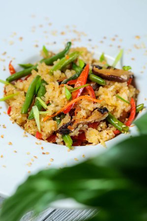 Téléchargez les photos : Assiette de riz frit aux légumes, haricots verts - en image libre de droit