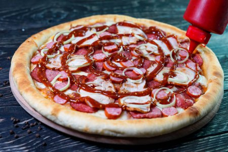 Foto de Sabrosa pizza con salchichas en el fondo, de cerca - Imagen libre de derechos