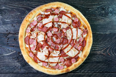 Foto de Sabrosa pizza con salchichas en el fondo, de cerca - Imagen libre de derechos