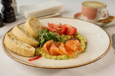Téléchargez les photos : Petit déjeuner avec saumon, avocat, pain grillé et café - en image libre de droit