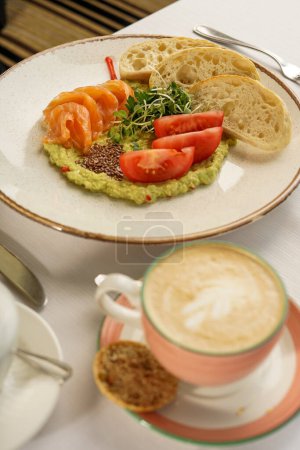 Téléchargez les photos : Petit déjeuner avec saumon, avocat, pain grillé et café - en image libre de droit