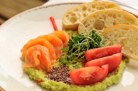 Téléchargez les photos : Petit déjeuner avec saumon, avocat, tomate et graines - en image libre de droit