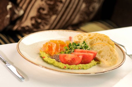 Téléchargez les photos : Petit déjeuner avec saumon, avocat, tomate et graines - en image libre de droit