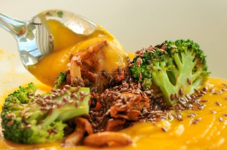 Téléchargez les photos : Soupe à la crème de citrouille au brocoli et champignons saupoudrés de graines - en image libre de droit