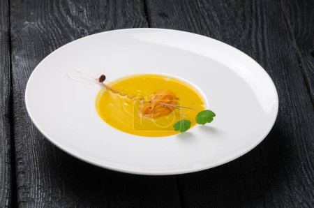 Téléchargez les photos : Délicieuse soupe aux feuilles vertes servie sur assiette - en image libre de droit