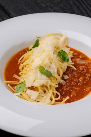 Foto de Espaguetis boloñesa en plato blanco sobre fondo - Imagen libre de derechos