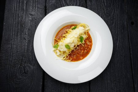Foto de Espaguetis boloñesa en plato blanco sobre fondo - Imagen libre de derechos