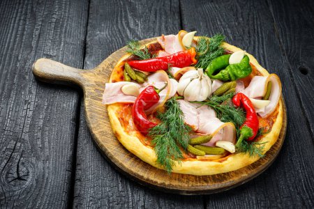 Foto de Pizza con jamón, pepinos en escabeche, ajo, pimientos rojos y queso - Imagen libre de derechos