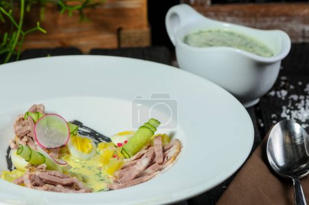 Téléchargez les photos : Délicieuse soupe avec viande, oeufs, concombre, radis sur le fond, gros plan - en image libre de droit