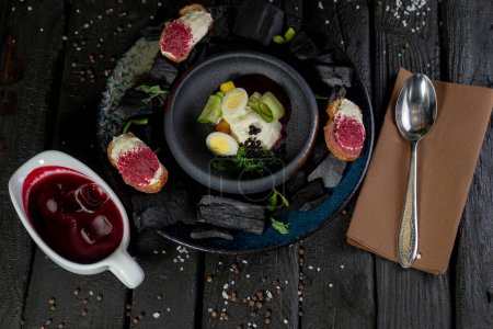 Téléchargez les photos : Soupe rouge maison avec caviar et herbes sur une planche rustique - en image libre de droit