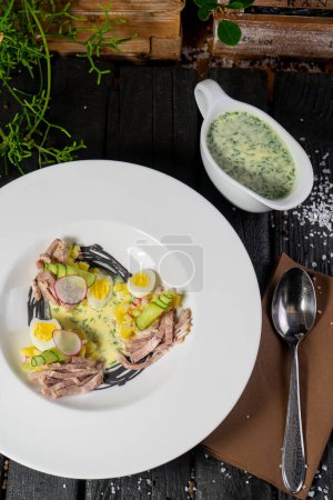 Téléchargez les photos : Délicieuse soupe avec viande, oeufs, concombre, radis sur le fond, gros plan - en image libre de droit