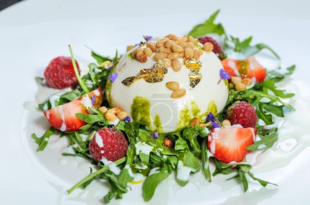Téléchargez les photos : Salade avec menthe, fraises, bleuets, noix, framboises et fromage sur fond, gros plan - en image libre de droit