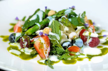 Téléchargez les photos : Salade avec menthe, fraises, bleuets et framboises sur fond, gros plan - en image libre de droit