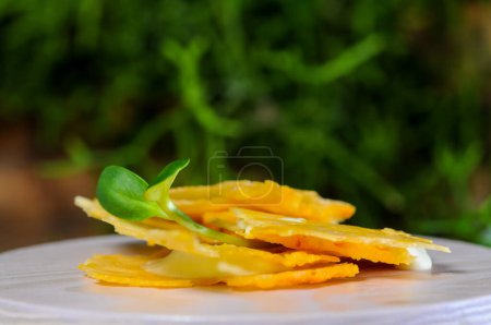 Téléchargez les photos : Dessert mangue avec crème glacée et feuilles vertes - en image libre de droit